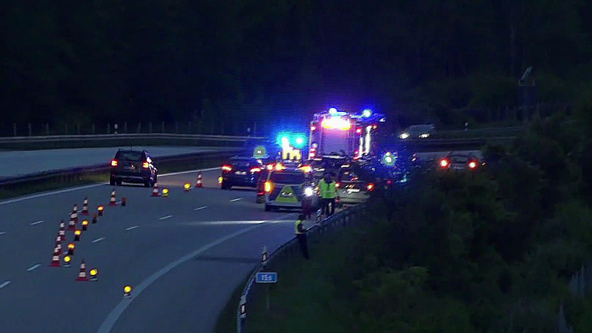 Polizisten sichern den Tatort ab. - Foto: Cevin Dettlaff/dpa-Zentralbild/dpa