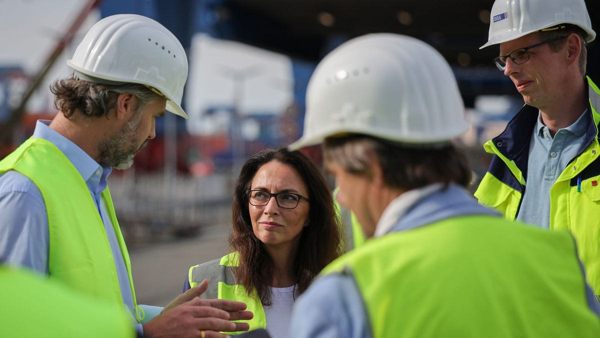 Yasmin Fahimi, Vorsitzende des Deutschen Gewerkschaftsbundes (DGB), im Gespräch bei der Hamburger Hafen und Logistik AG (HHLA) im Rahmen ihrer Sommertour auf dem Containerterminal Altenwerder CTA. - Foto: Christian Charisius/dpa