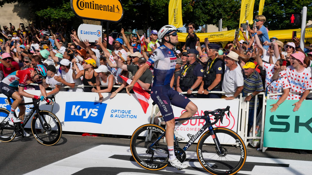 Kasper Asgreen aus Dänemark jubelt über seinen Etappensieg, während hinter ihm Pascal Eekhoorn (l) aus den Niederlanden fährt. - Foto: Thibault Camus/AP/dpa