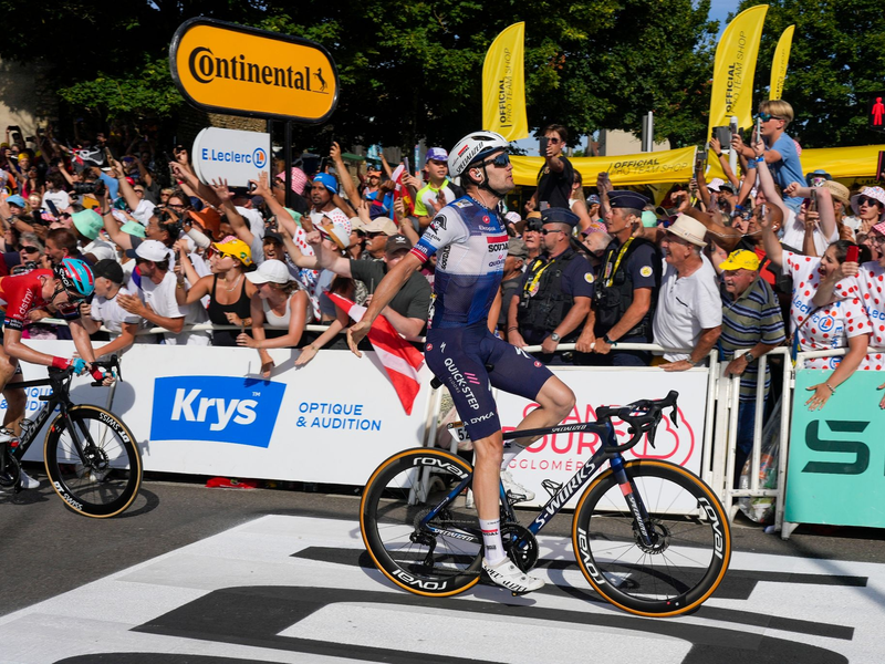 Kasper Asgreen aus Dänemark jubelt über seinen Etappensieg, während hinter ihm Pascal Eekhoorn (l) aus den Niederlanden fährt. - Foto: Thibault Camus/AP/dpa