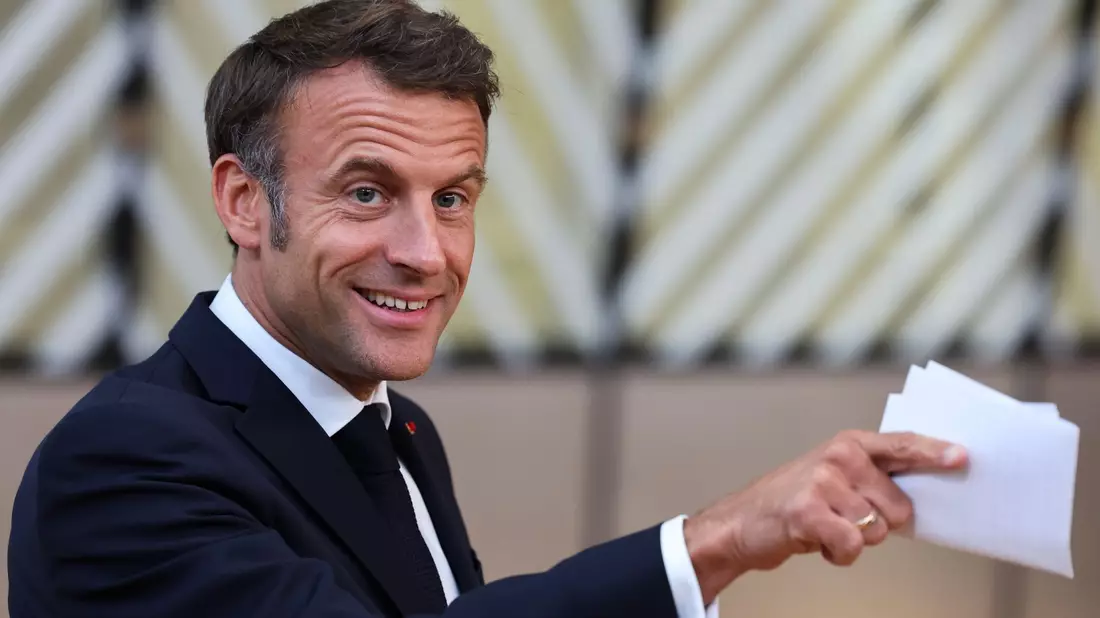 Frankreichs Präsident Emmanuel Macron bildet die Regierung um. - Bild: Geert Vanden Wijngaert/AP/dpa