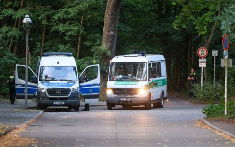 Polizeiautos fahren aus dem Wald in dem sich die Raubkatze befinden soll. - Foto: Gerald Matzka/dpa