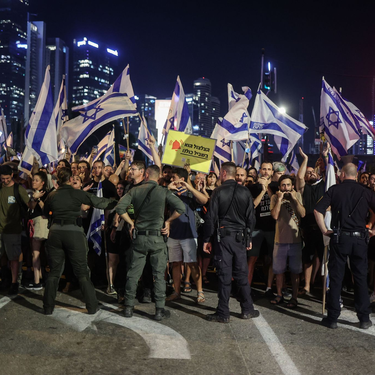 Israelis protestieren vor dem Obersten Gerichtshof in Jerusalem gegen die geplante Justizreform. - Foto: Ilia Yefimovich/dpa