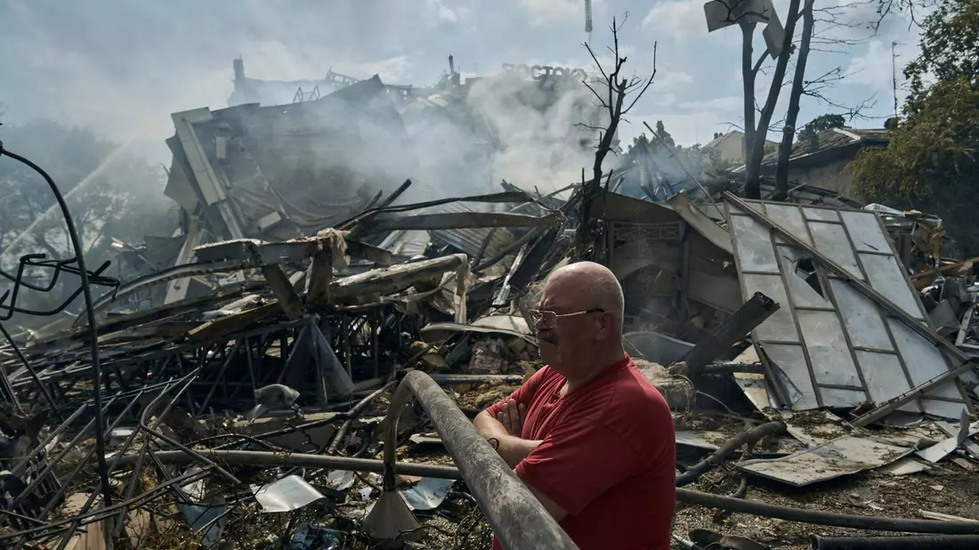 Ein landwirtschaftliches Lagergebäude in Odessa liegt in Trümmern. - Bild: Libkos/AP/dpa