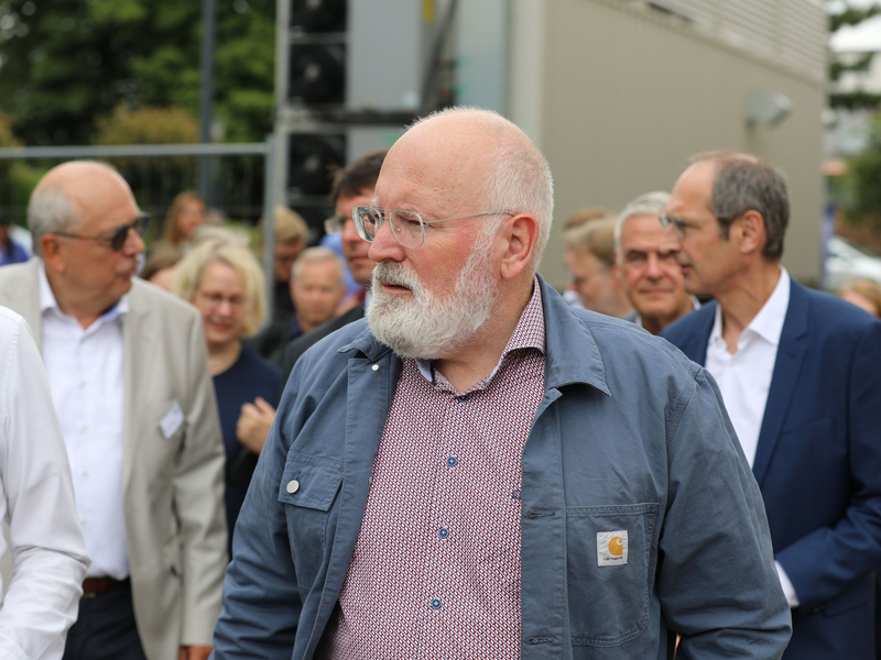 EU-Kommissionsvize Frans Timmermans (M) möchte zurück in die nationale Politik. - Foto: Sascha Thelen/dpa