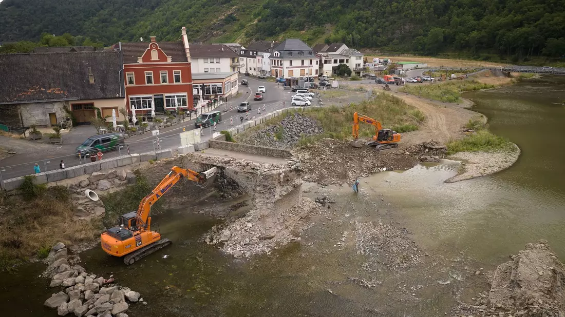 Die 300 Jahre alte Nepomukbrücke wird abgerissen. - Bild: Thomas Frey/dpa