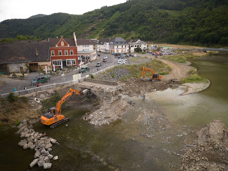 Die 300 Jahre alte Nepomukbrücke wird abgerissen. - Foto: Thomas Frey/dpa