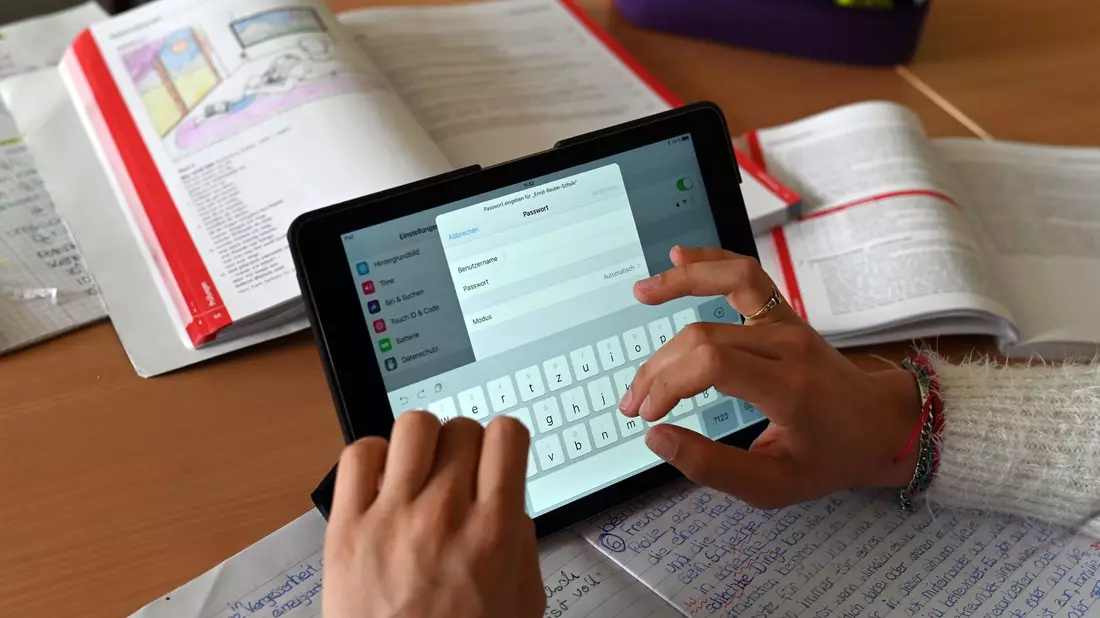 Realschüler einer zehnten Klasse einer Gemeinschaftsschule arbeiten in einer Unterrichtsstunde mit Tablets. - Bild: Uli Deck/dpa