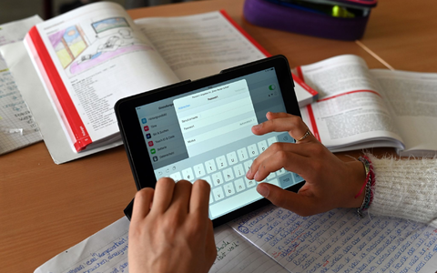 Realschüler einer zehnten Klasse einer Gemeinschaftsschule arbeiten in einer Unterrichtsstunde mit Tablets. - Foto: Uli Deck/dpa