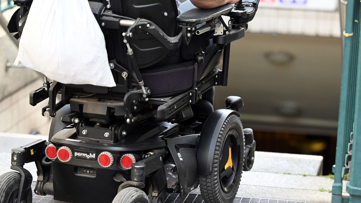 Schnell von A nach B ist für Menschen, die mit Hilfsmitteln unterwegs sind, oft nicht so einfach wie für Fußgänger. - Foto: Jessica Lichetzki/dpa