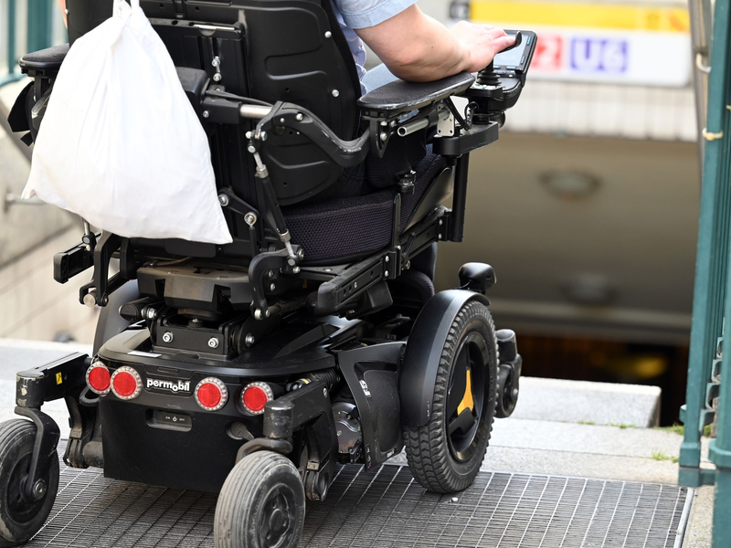 Schnell von A nach B ist für Menschen, die mit Hilfsmitteln unterwegs sind, oft nicht so einfach wie für Fußgänger. - Foto: Jessica Lichetzki/dpa