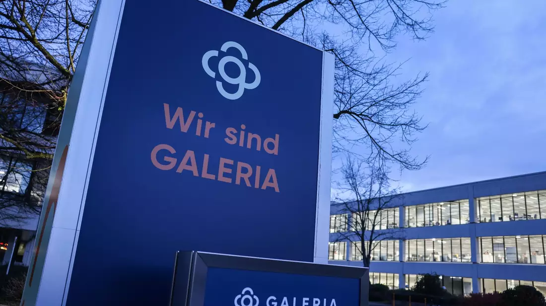 Lokale Besonderheiten sollen in Zukunft bei der Sortiment-Gestaltung der Galeria-Filialen berücksichtigt werden. - Bild: Oliver Berg/dpa