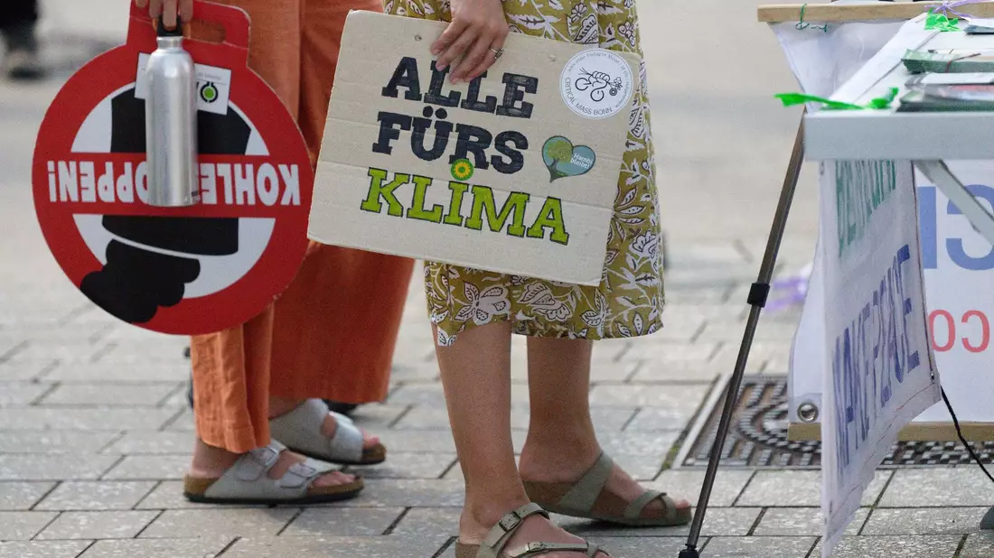 Teilnehmer halten bei Protesten der Klimaschutzbewegung Fridays for Future Plakate. - Bild: Henning Kaiser/dpa