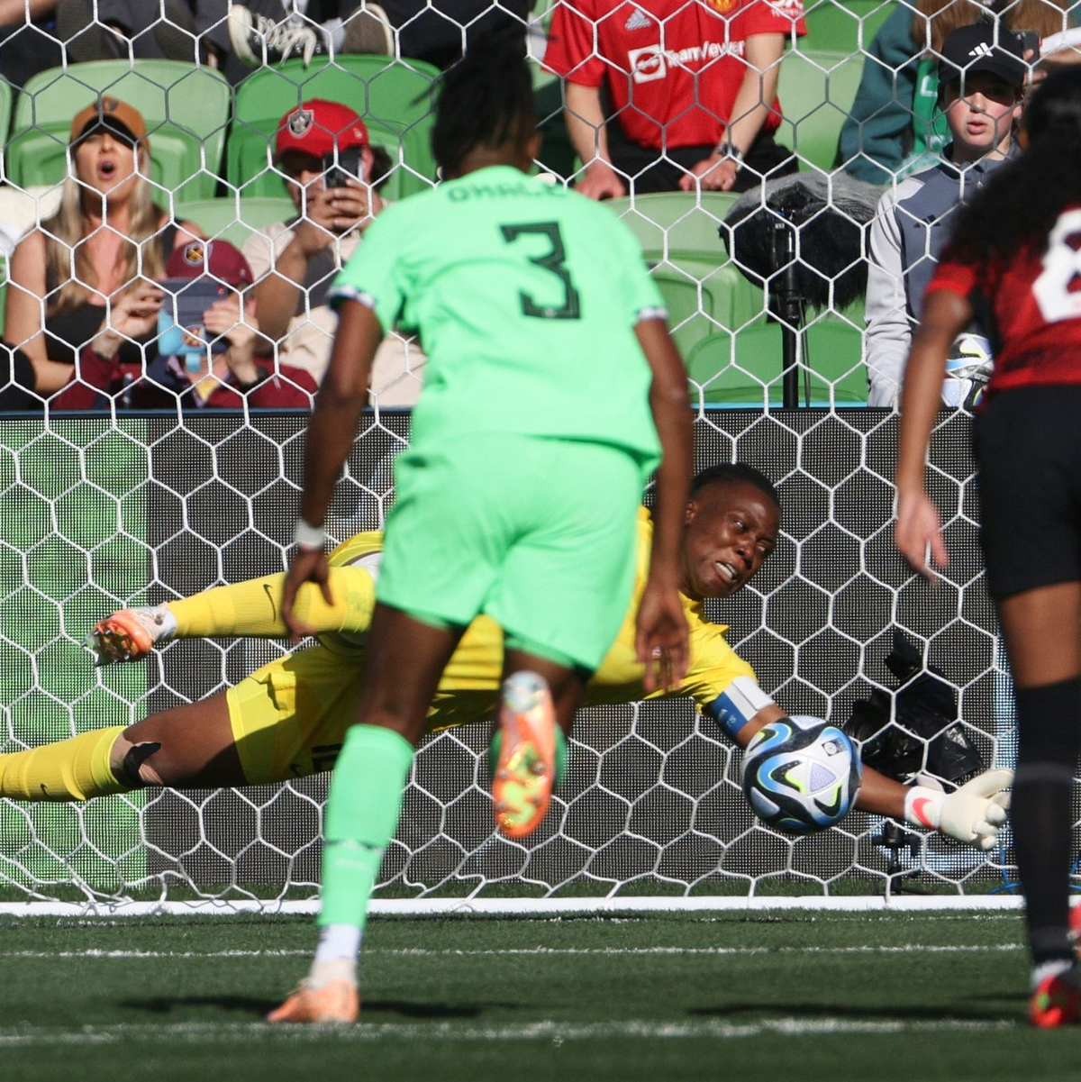 Nigerias Torhüterin Chiamaka Nnadozie pariert einen Elfmeter von Kanadas Sinclair (nicht im Bild). - Foto: Hamish Blair/AP/dpa