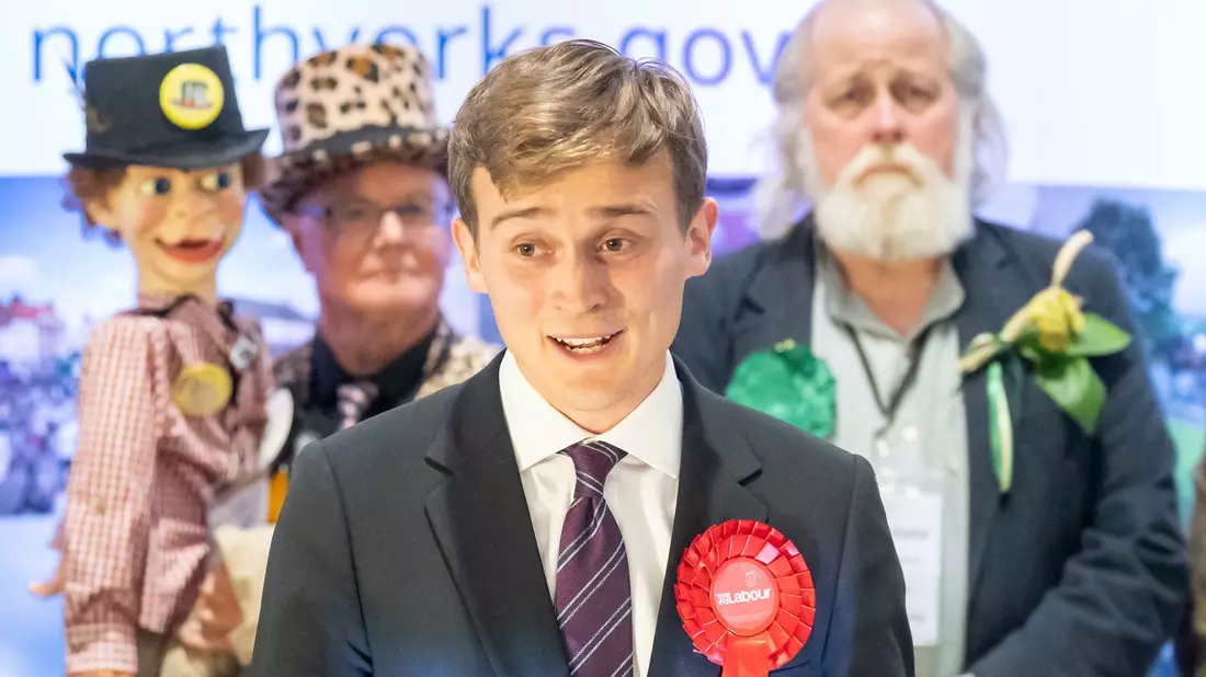 Keir Mather, Sieger der Nachwahlen und Kandidat der Labour Party, spricht im Selby Leisure Centre. - Bild: Danny Lawson/PA/AP/dpa