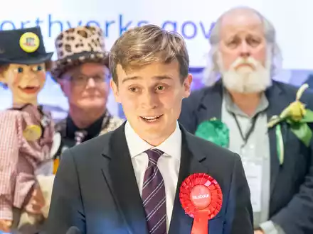 Keir Mather, Sieger der Nachwahlen und Kandidat der Labour Party, spricht im Selby Leisure Centre. - Foto: Danny Lawson/PA/AP/dpa