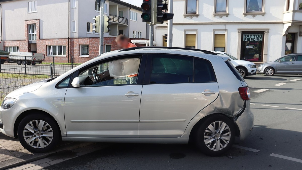 POL-HF: Zusammenstoß mit Gegenverkehr- Insassen leicht verletzt - Foto: presseportal.de