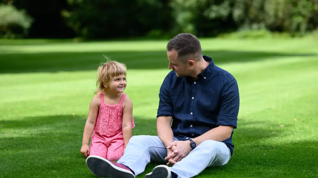 «Endlich ein Gesicht dazu»: Annabel Rogotzki und Fabian Dancker im Park von Schloss Bellevue. - Bild: Bernd von Jutrczenka/dpa