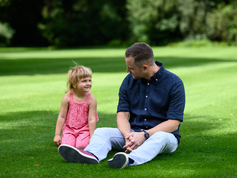 «Endlich ein Gesicht dazu»: Annabel Rogotzki und Fabian Dancker im Park von Schloss Bellevue. - Foto: Bernd von Jutrczenka/dpa