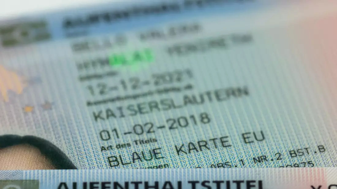 In den Jahren zwischen 2012 und 2017 erhielten knapp 69.000 Menschen erstmals eine Blue Card. - Bild: Daniel Karmann/dpa