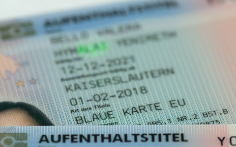 In den Jahren zwischen 2012 und 2017 erhielten knapp 69.000 Menschen erstmals eine Blue Card. - Foto: Daniel Karmann/dpa