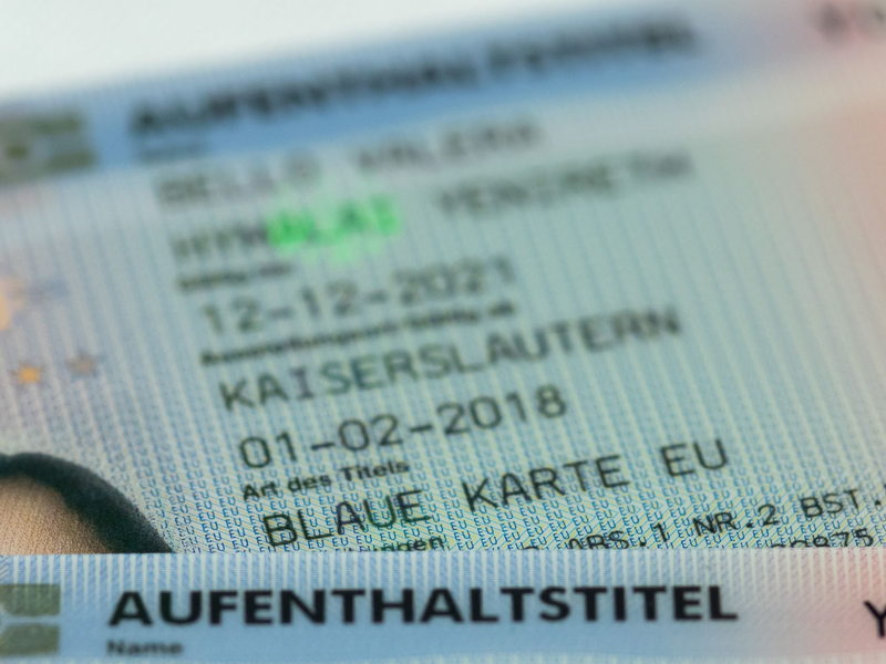 In den Jahren zwischen 2012 und 2017 erhielten knapp 69.000 Menschen erstmals eine Blue Card. - Foto: Daniel Karmann/dpa