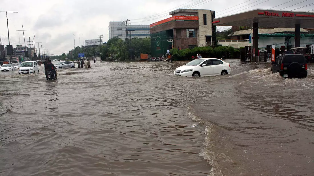 Überschwemmte Straßen nach schweren Monsunregenfällen in Lahore. - Bild: PPI/ZUMA/dpa