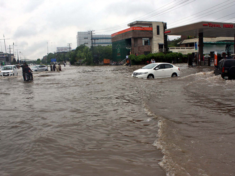 Überschwemmte Straßen nach schweren Monsunregenfällen in Lahore. - Foto: PPI/ZUMA/dpa