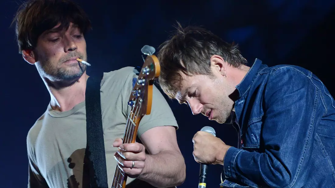 Alex James (l) und Damon Albarn 2013  beim Berlin Festival. - Bild: Britta Pedersen/dpa