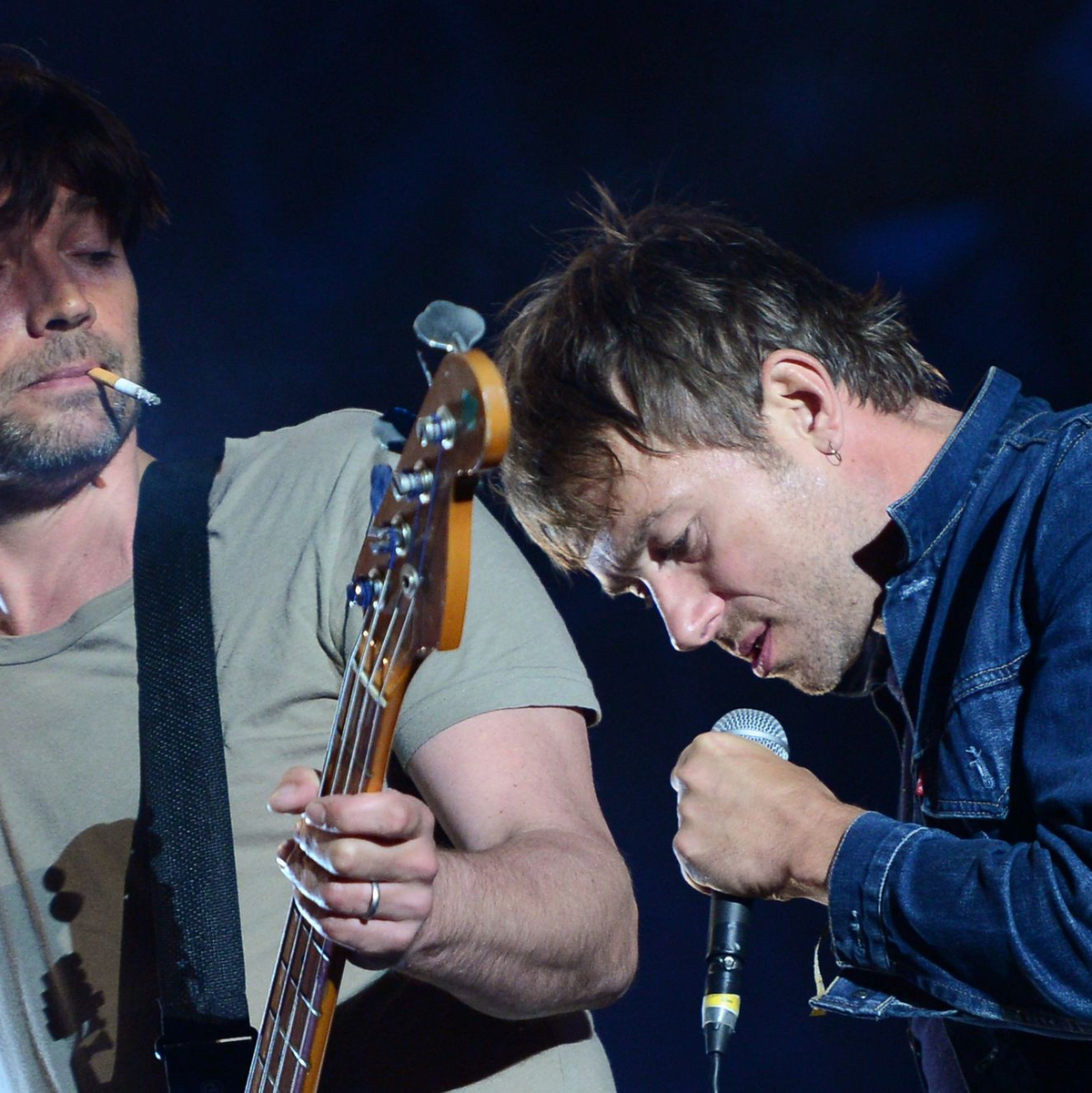 Alex James (l) und Damon Albarn 2013  beim Berlin Festival. - Foto: Britta Pedersen/dpa