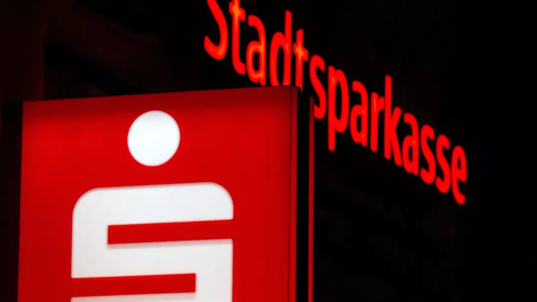 Je nach Modell verlangt die Sparkasse unterschiedlich hohe Grundgebühren und gleichzeitig Geld für einzelne Buchungen. - Bild: Sven Hoppe/dpa
