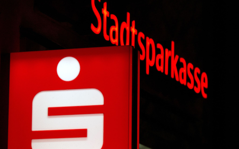 Je nach Modell verlangt die Sparkasse unterschiedlich hohe Grundgebühren und gleichzeitig Geld für einzelne Buchungen. - Foto: Sven Hoppe/dpa
