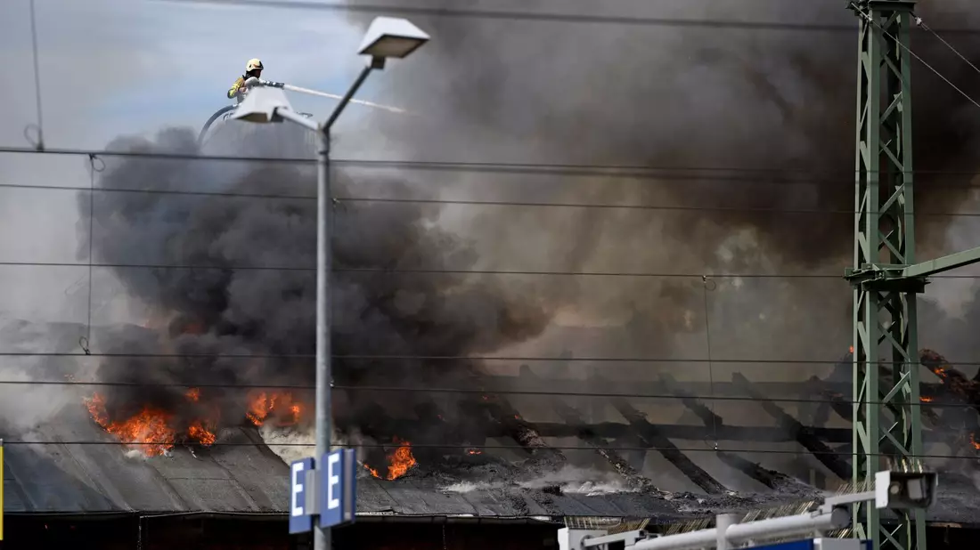 Feuer und Qualm auf dem Gelände vom Schweriner Bahnhof. - Bild: Frank Hormann/dpa