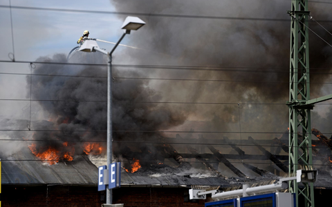 Feuer und Qualm auf dem Gelände vom Schweriner Bahnhof. - Foto: Frank Hormann/dpa
