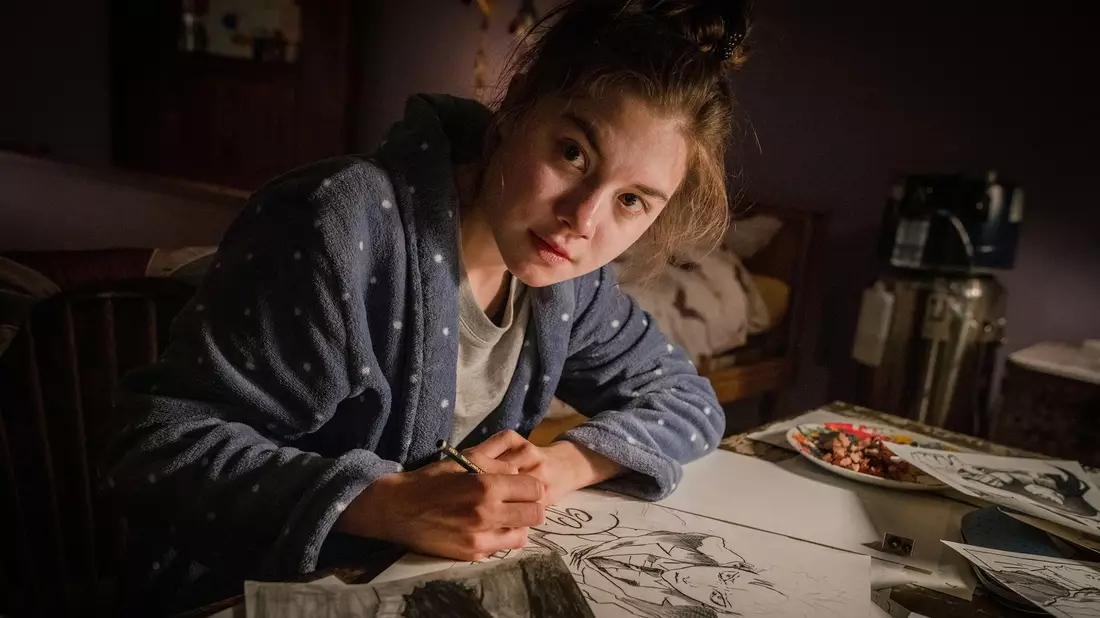 Lill (Hannah Schiller) in ihrem Kinderzimmer. - Bild: Georges Pauli/NDR/ARD/dpa