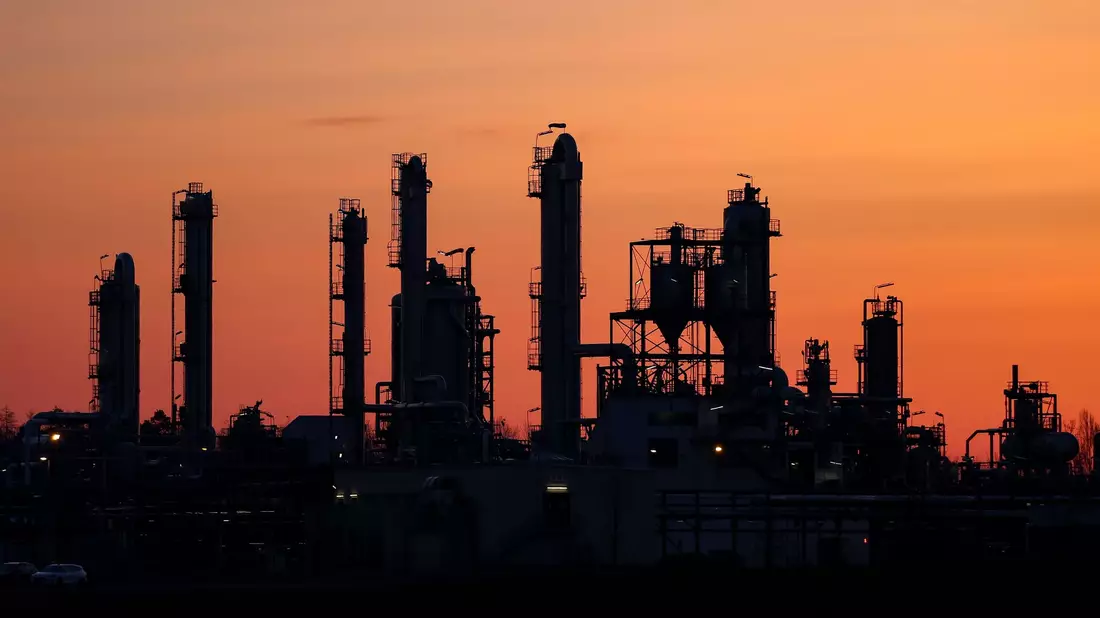 Die Chemiebranche leidet seit Herbst 2022 unter einem Abbau von Lagerbeständen bei Kunden. - Bild: Jan Woitas/dpa