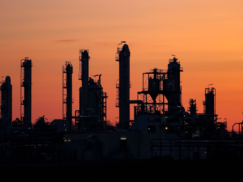 Die Chemiebranche leidet seit Herbst 2022 unter einem Abbau von Lagerbeständen bei Kunden. - Foto: Jan Woitas/dpa