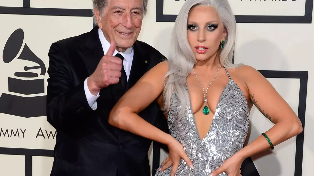 Lady Gaga und Tony Bennett bei der Grammy-Verleihung 2015. - Bild: picture alliance / Michael Nelson/EPA/dpa