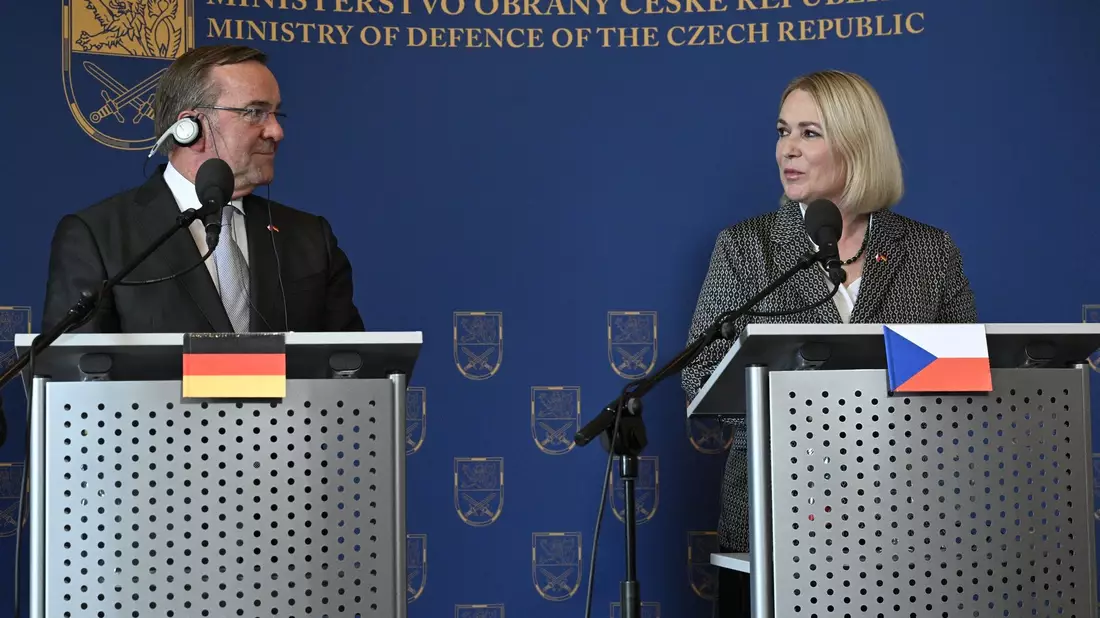 Bundesverteidigungsminister Boris Pistorius und seine tschechische Amtskollegin Jana Cernochova geben in Prag eine gemeinsame Pressekonferenz. - Bild: Krumphanzl Michal/CTK/dpa