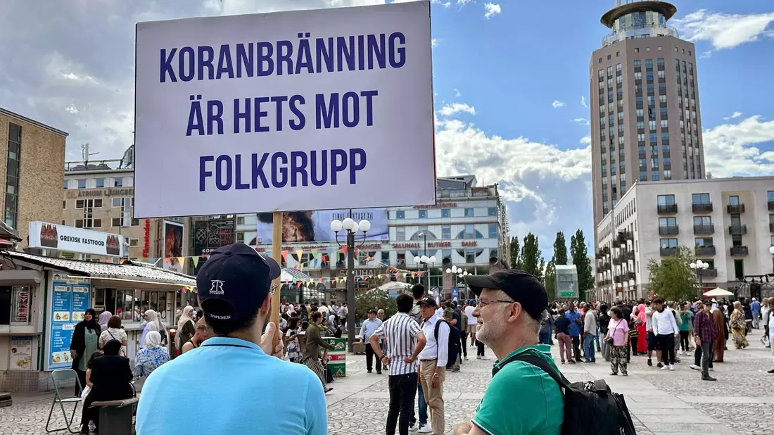 «Koranbränning är hets mot folkgrupp» steht auf dem Schild dieses Demonstranten in Stockholm - «Koranverbrennung ist Hetze gegen Bevölkerungsgruppen». Das Anzünden eines Korans in der Nähe einer schwedischen Moschee hat weltweit zu Wut und Kritik von Muslimen geführt. - Bild: Steffen Trumpf/dpa
