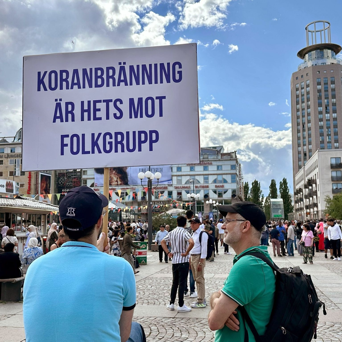 «Koranbränning är hets mot folkgrupp» steht auf dem Schild dieses Demonstranten in Stockholm - «Koranverbrennung ist Hetze gegen Bevölkerungsgruppen». Das Anzünden eines Korans in der Nähe einer schwedischen Moschee hat weltweit zu Wut und Kritik von Muslimen geführt. - Foto: Steffen Trumpf/dpa