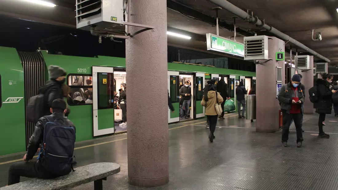 Menschen auf einem U-Bahnhof in Mailand: Wie viele Beschäftigte folgen tatsächlich dem Streikaufruf? - Bild: Josi Donelli/TheNEWS2/ZUMA/dpa