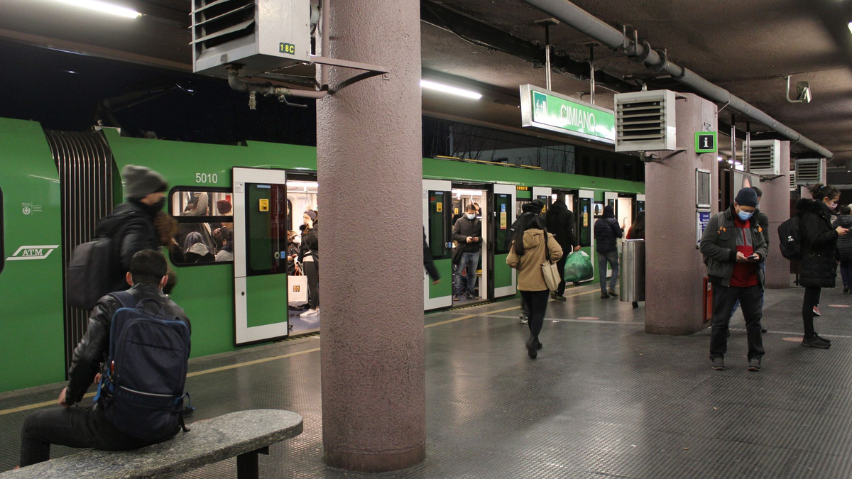 Menschen auf einem U-Bahnhof in Mailand: Wie viele Beschäftigte folgen tatsächlich dem Streikaufruf? - Foto: Josi Donelli/TheNEWS2/ZUMA/dpa