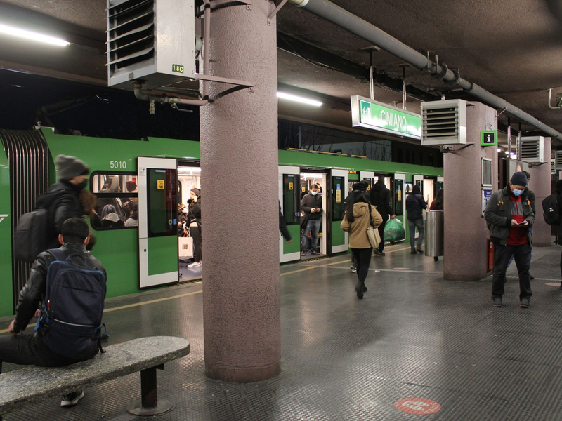 Menschen auf einem U-Bahnhof in Mailand: Wie viele Beschäftigte folgen tatsächlich dem Streikaufruf? - Foto: Josi Donelli/TheNEWS2/ZUMA/dpa