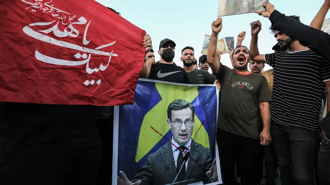 Protest auf dem Tahrir-Platz in der irakischen Hauptstadt Bagdad. Weil in Stockholm ein Koran verbrannt wurde, sind die Beziehungen zwischen den beiden Ländern belastet. - Bild: Ameer Al-Mohammedawi/dpa