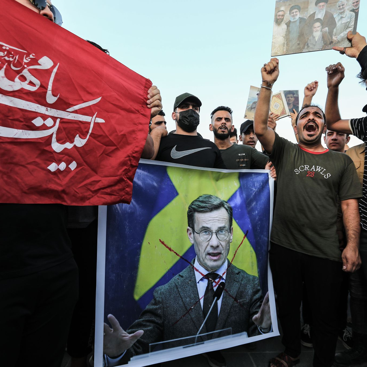 Protest auf dem Tahrir-Platz in der irakischen Hauptstadt Bagdad. Weil in Stockholm ein Koran verbrannt wurde, sind die Beziehungen zwischen den beiden Ländern belastet. - Foto: Ameer Al-Mohammedawi/dpa