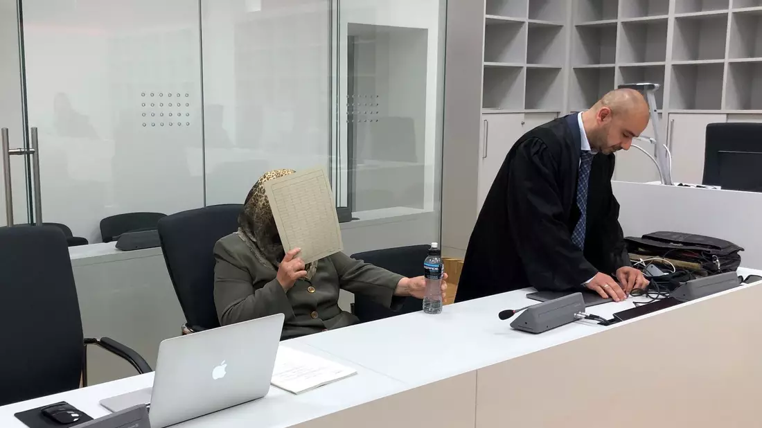 Die 69-jährige Angeklagte aus Ibbenbüren sitzt neben ihrem Anwalt im Gerichtssaal. Zu Beginn des Prozesses legte die Frau ein Geständnis ab. - Bild: Frank Christiansen/dpa