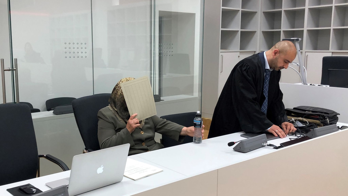 Die 69-jährige Angeklagte aus Ibbenbüren sitzt neben ihrem Anwalt im Gerichtssaal. Zu Beginn des Prozesses legte die Frau ein Geständnis ab. - Foto: Frank Christiansen/dpa