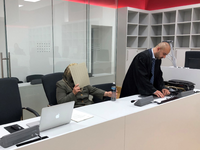 Die 69-jährige Angeklagte aus Ibbenbüren sitzt neben ihrem Anwalt im Gerichtssaal. Zu Beginn des Prozesses legte die Frau ein Geständnis ab. - Foto: Frank Christiansen/dpa