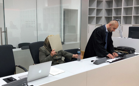 Die 69-jährige Angeklagte aus Ibbenbüren sitzt neben ihrem Anwalt im Gerichtssaal. Zu Beginn des Prozesses legte die Frau ein Geständnis ab. - Foto: Frank Christiansen/dpa Die 69-jährige Angeklagte aus Ibbenbüren sitzt neben ihrem Anwalt im Gerichtssaal. Zu Beginn des Prozesses legte die Frau ein Geständnis ab. - Foto: Frank Christiansen/dpa